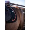 Essentiel Springsattelpad GEM Reitsport - Schwarz / Korallenlogo