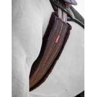 LeMieux anatomischer Sattelgurt mit Lammfellunterlage Braun / braun LeMieux anatomischer Sattelgurt mit Lammfellunterlage Braun / braun