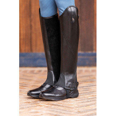 Mini-Chaps Horze Wicklow mit blumenförmigen Perforationen Schwarz Mini-Chaps Horze Wicklow mit blumenförmigen Perforationen Schwarz