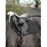 LeMieux stoßdämpfende Satteldecke Merino+ gefüttert Wildleder EuroJump Square Schwarz / schwarz LeMieux stoßdämpfende Satteldecke Merino+ gefüttert Wildleder EuroJump Square Schwarz / schwarz