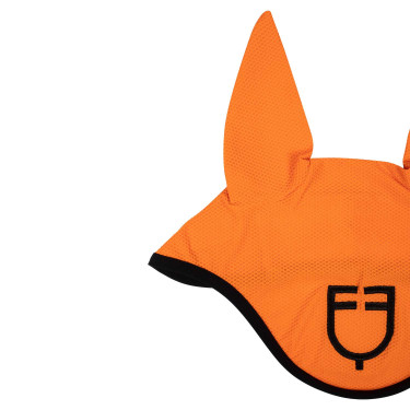 Fliegenhaube aus perforiertem Stoff mit Black Line Edition Equestro Logo Fliegenhaube aus perforiertem Stoff mit Black Line Edition Equestro Logo
