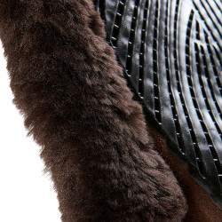 Sprungunterlage Numnah mit Gel-Grip auf beiden Seiten und kompletter Schafwollumrandung Acavallo Braun / braun Sprungunterlage Numnah mit Gel-Grip auf beiden Seiten und kompletter Schafwollumrandung Acavallo Braun / braun