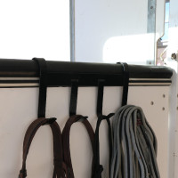 Abnehmbarer Heunetzhalter 4 Haken Hennie Schwarz Abnehmbarer Heunetzhalter 4 Haken Hennie Schwarz