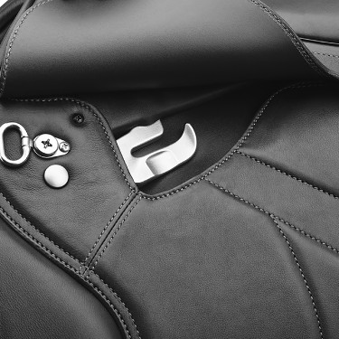 Bates Caprilli Close Contact+ Sattel mit vorgeschnittenem Luxe-Lederblatt Schwarz Bates Caprilli Close Contact+ Sattel mit vorgeschnittenem Luxe-Lederblatt Schwarz