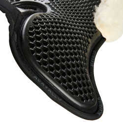 Hintere Schabracke aus Schaffell und vordere Gel-Schabracke Acavallo Schwarz / Natur