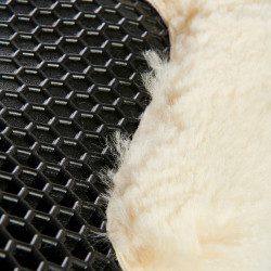 Hintere Schabracke aus Schaffell und vordere Gel-Schabracke Acavallo Schwarz / Natur