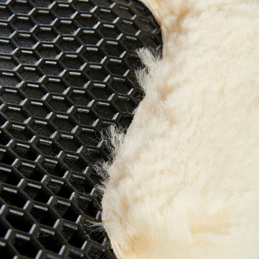 Hintere Schabracke aus Schaffell und vordere Gel-Schabracke Acavallo Schwarz / Natur