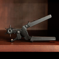 Extra starke Lochzange Grooming Deluxe von Kentucky Schwarz Extra starke Lochzange Grooming Deluxe von Kentucky Schwarz