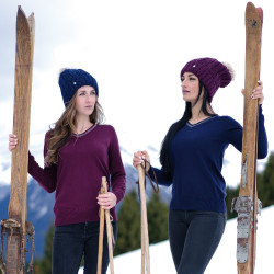 V-Ausschnitt-Pullover Kimola Flags & Cup V-Ausschnitt-Pullover Kimola Flags & Cup