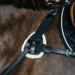 Schutzpolster für Vorderzeug aus veganem Schaffell von Dy'on Schwarz Schutzpolster für Vorderzeug aus veganem Schaffell von Dy'on Schwarz