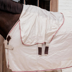 Fliegendecke Comfort Classic mit Halsteil & Bauchteil Kentucky Beige / Bordeaux Fliegendecke Comfort Classic mit Halsteil & Bauchteil Kentucky Beige / Bordeaux