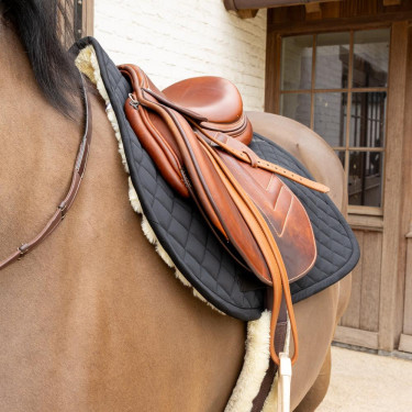 Satteldecke aus Lammfell Skin Friendly Diamond Jumping Kentucky Schwarz Satteldecke aus Lammfell Skin Friendly Diamond Jumping Kentucky Schwarz