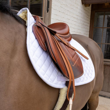 Satteldecke aus Lammfell Skin Friendly Diamond Jumping Kentucky Weiß Wei&szlig;