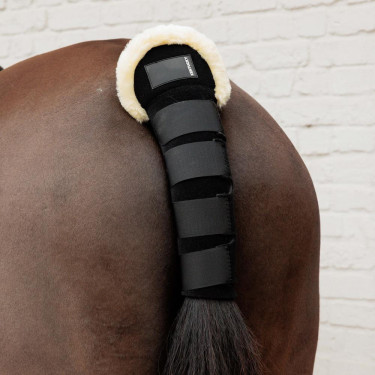 Schweifschoner fürs Pferd mit Lammfell – Kentucky | Equi-Clic Schweifschoner fürs Pferd mit Lammfell – Kentucky | Equi-Clic