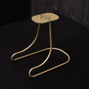 Reithelmhalter aus Stahl – Robust & Elegant