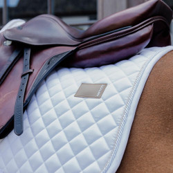Elegante Spring-Schabracke für dein Pferd