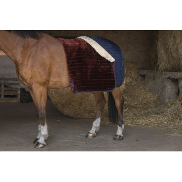 Stalldecke Equithème Teddy mit synthetischem Lammfellfutter Stalldecke Equithème Teddy mit synthetischem Lammfellfutter
