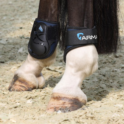 Equitation: Arma Carbon Fesselgamaschen von Shires