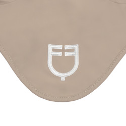 Fliegenhaube aus technischem Stoff mit kontrastierendem Equestro-Logo