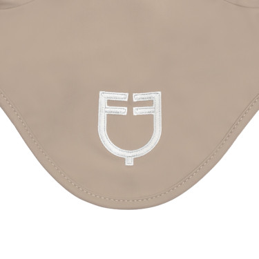 Fliegenhaube aus technischem Stoff mit kontrastierendem Equestro-Logo