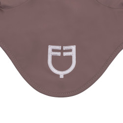 Fliegenhaube aus technischem Stoff mit kontrastierendem Equestro-Logo Fliegenhaube aus technischem Stoff mit kontrastierendem Equestro-Logo
