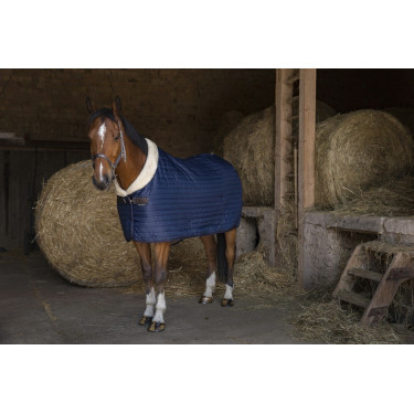Stalldecke Equithème Teddy mit synthetischem Lammfellfutter Stalldecke Equithème Teddy mit synthetischem Lammfellfutter