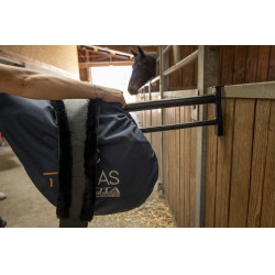 Sattelhalter und abnehmbare Hippotonic-Schabracke Sattelhalter und abnehmbare Hippotonic-Schabracke