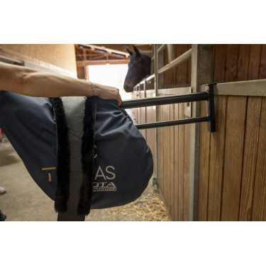 Sattelhalter und abnehmbare Hippotonic-Schabracke Sattelhalter und abnehmbare Hippotonic-Schabracke