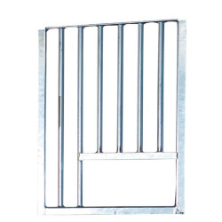 Feste vergitterte Fensteröffnung mit Futterdurchreiche La Gée