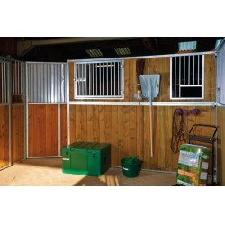 Feste vergitterte Fensteröffnung mit Futterdurchreiche La Gée