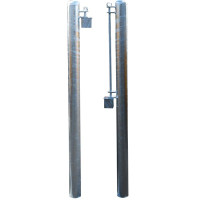 Pfosten mit Befestigung und...