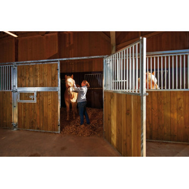 Öffnende Fassade aus Douglasienholz / Schwanenhals La Gée Öffnende Fassade aus Douglasienholz / Schwanenhals La Gée